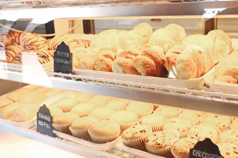 Čerstvé croissanty a muffiny z naší pekárny